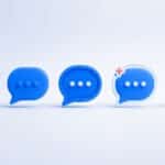 Les différents types de chatbots représentés par des bulles de conversation, du plus simple au plus avancé