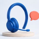 Casque de centre d'appels bleu 3D avec bulle de conversation corail, symbole du chatbot call center