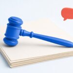 Illustration 3D éditoriale d'un marteau de justice bleu posé sur une pile de documents crème, bulle de dialogue corail flottante
