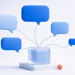 Illustration 3D de bulles de conversation reliées par des fils fins à un cube de verre dépoli sur socle, symbole des réponses de ChatGPT
