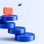 Chatbot bancaire : escalier de pieces bleues et bulle de chat corail, illustration 3D