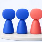 Quatre personnages chatbots 3D à tête de bulle de dialogue alignés sur une estrade, trois bleus et un corail