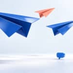 Trois avions en papier bleus et un corail en formation au-dessus d'une bulle de conversation bleue, illustration 3D