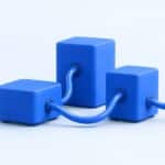 Trois modules bleus reliés par des câbles avec un connecteur corail entrant par le bord droit, illustration 3D éditoriale des intégrations par webhook
