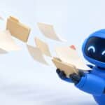 Robot bleu recevant un flux de fiches crème : former un chatbot avec ses propres données